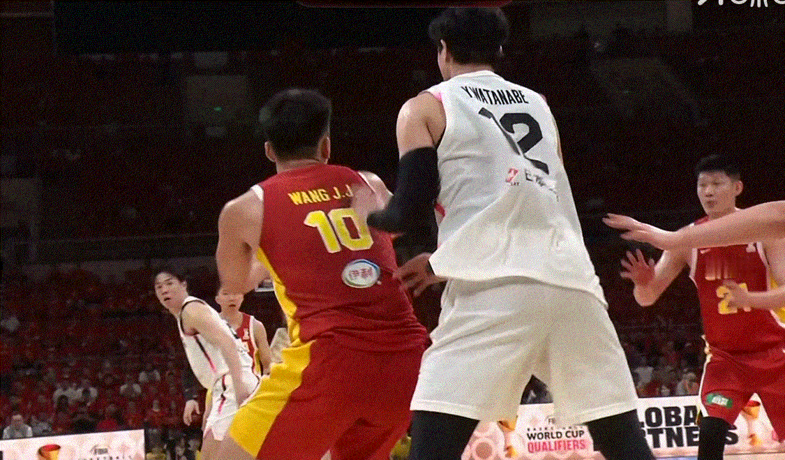 胡金秋和王俊杰的搭配，确实是非常强势，尤其是王俊杰，日本男篮解决不了这个点。中国