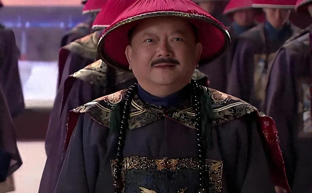 和珅贪了白银八亿两，相当于清朝十五年的国库收入。但很少有人知道，在他还是个穷得叮