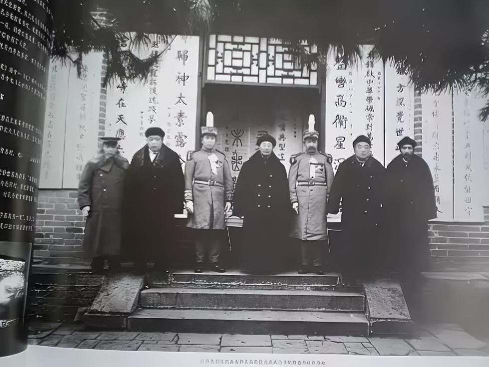 1920年，山东曲阜，孔府接到死讯：衍圣公死在京城，小妾肚子里那个要是闺女，孔家