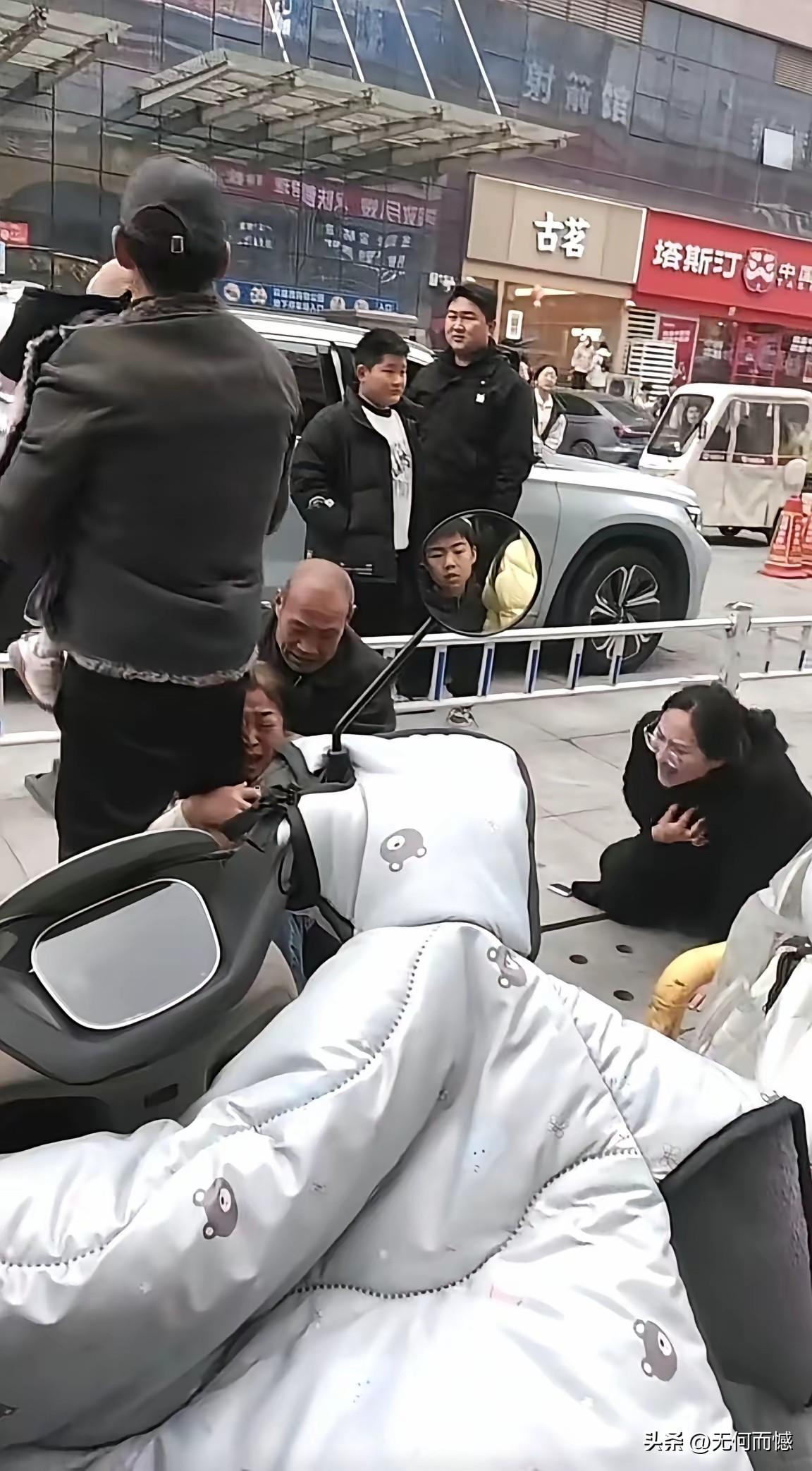 单亲妈妈带着自己的孩子和母亲上街溜达，结果不巧遇到前夫，前夫直接就把孩子抢抱在自