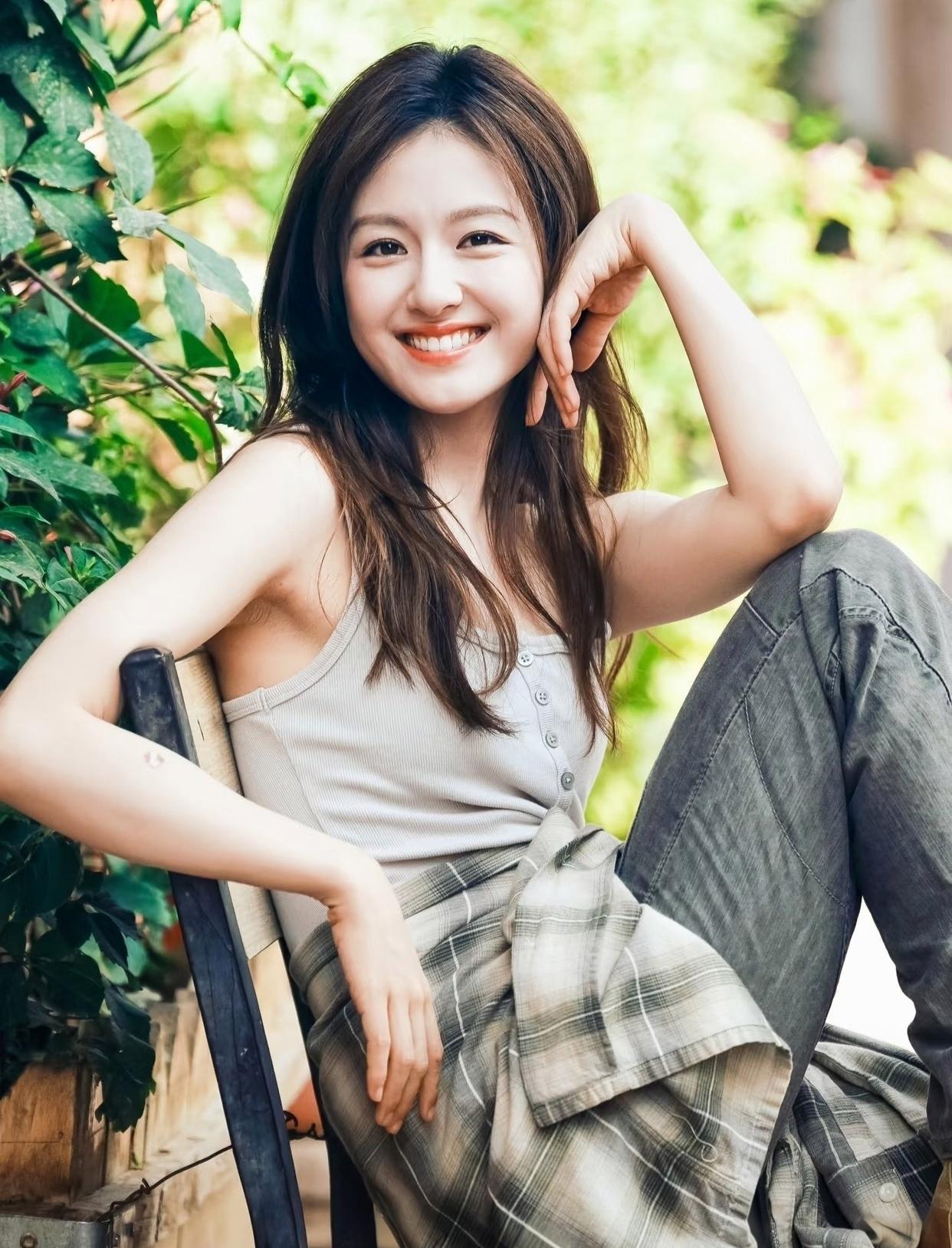 李兰迪元气明媚，
一张清纯干净的脸蛋太耐看了