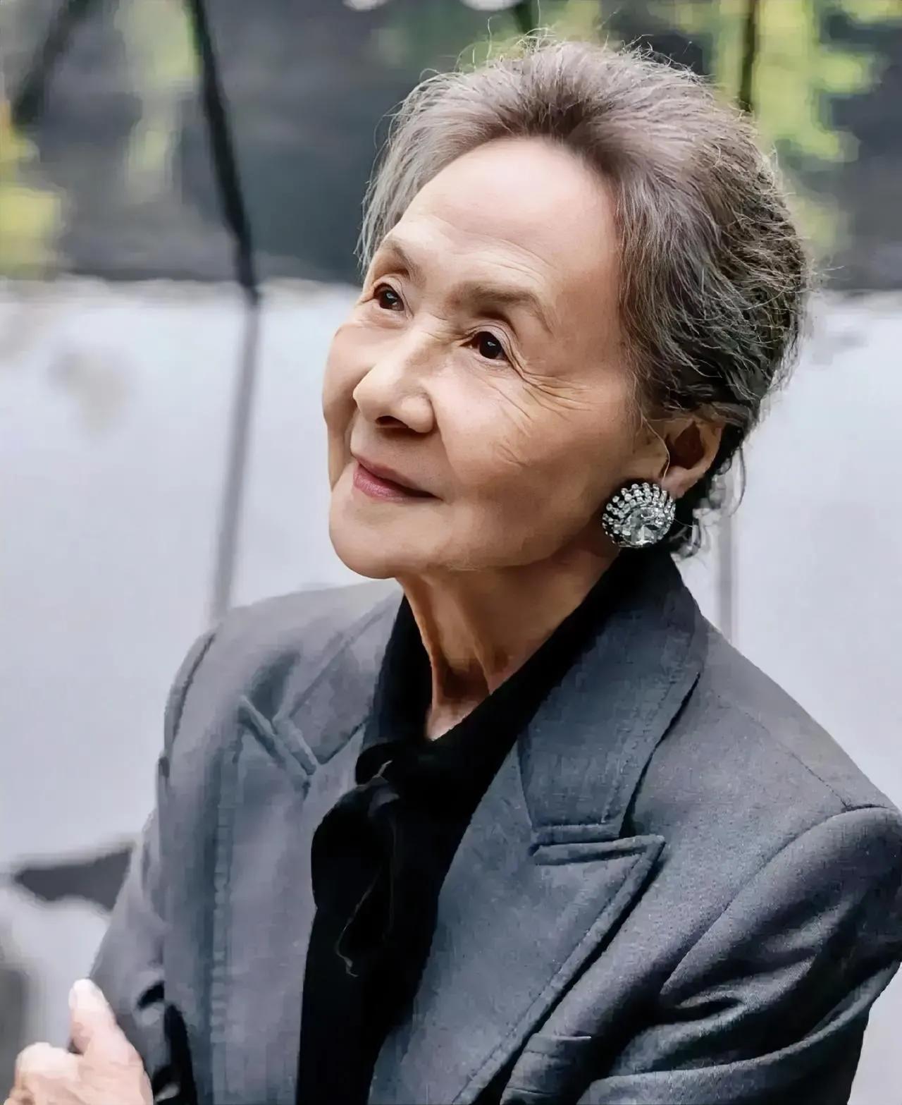 杨绛先生告诉你：婚姻就像麻将，不摸牌不甘心，怕输又怕点炮！



杨绛先生曾言：