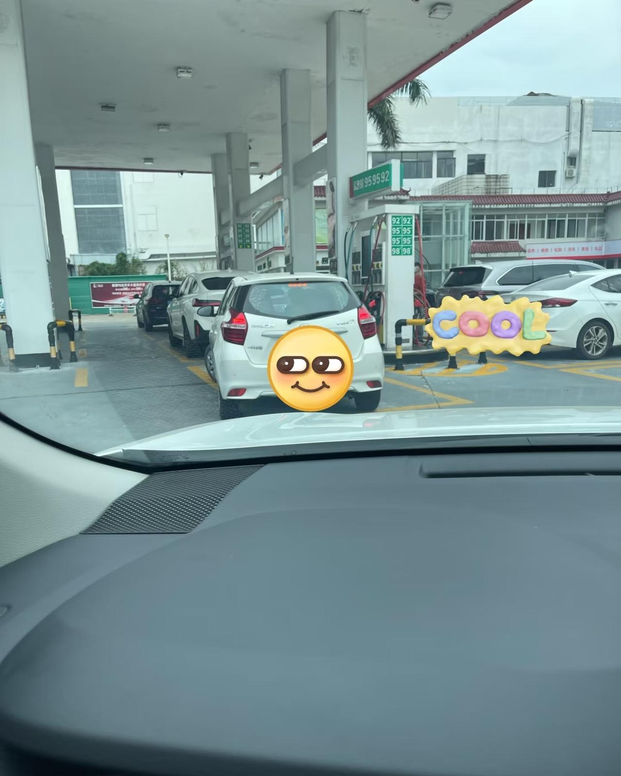 油价上涨📈大家都去加油了吗

油价马上就要涨了，

这两天生意最好的地方怕是只