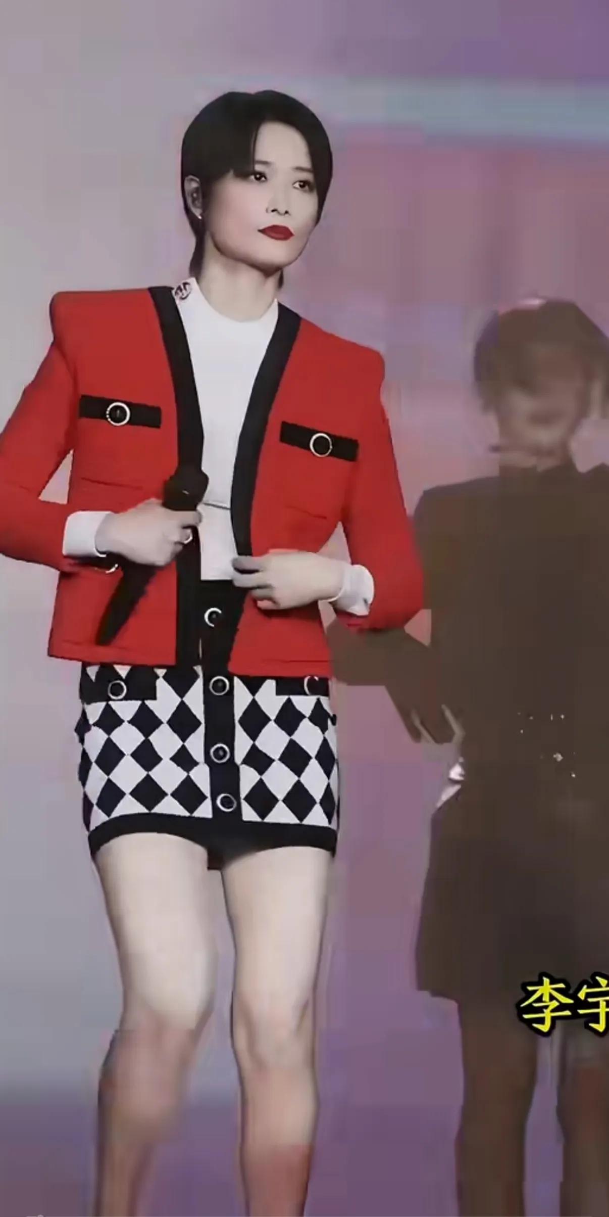 李宇春越长越漂亮了，越来越有女人味，
。