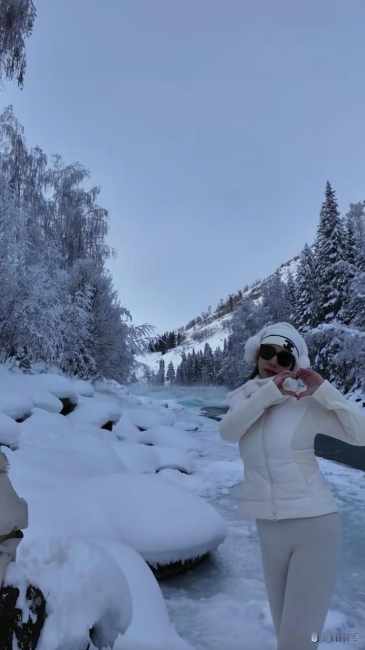 命真大！新疆阿勒泰喀纳斯景区，几名游客跨越警戒线在河道里拍照，女孩正美美地摆po