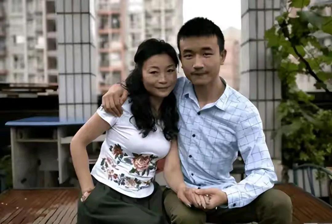 2016 年，在重庆这座充满活力的城市里，发生了一件令人瞩目的爱情故事。一位年仅