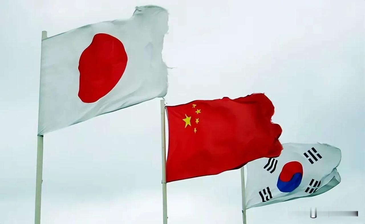 1. 中国在亚太格局中主动出招：近日，中日韩签署环境合作计划，是日韩在中美间的平