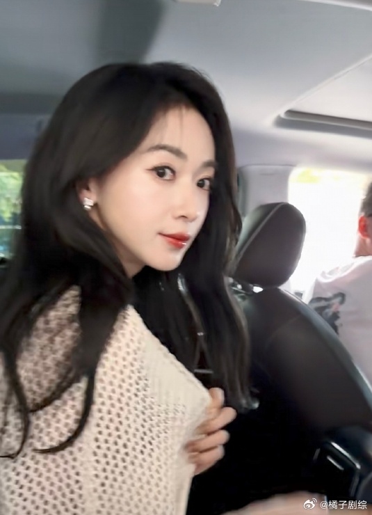 吴谨言芒果春夏生长大会路透吴谨言就这样温柔吧 自然散落的发丝搭配清新穿搭，没有刻