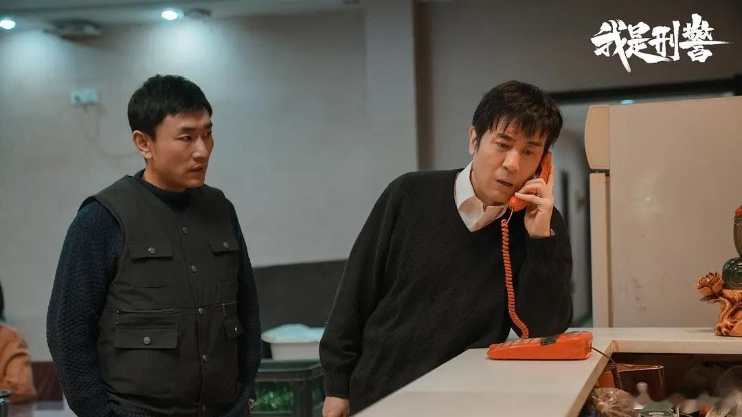 《我是刑警》开头几集靠生活流的纪实性，细节派的群像戏，老戏骨的淡定从容，成功的抓