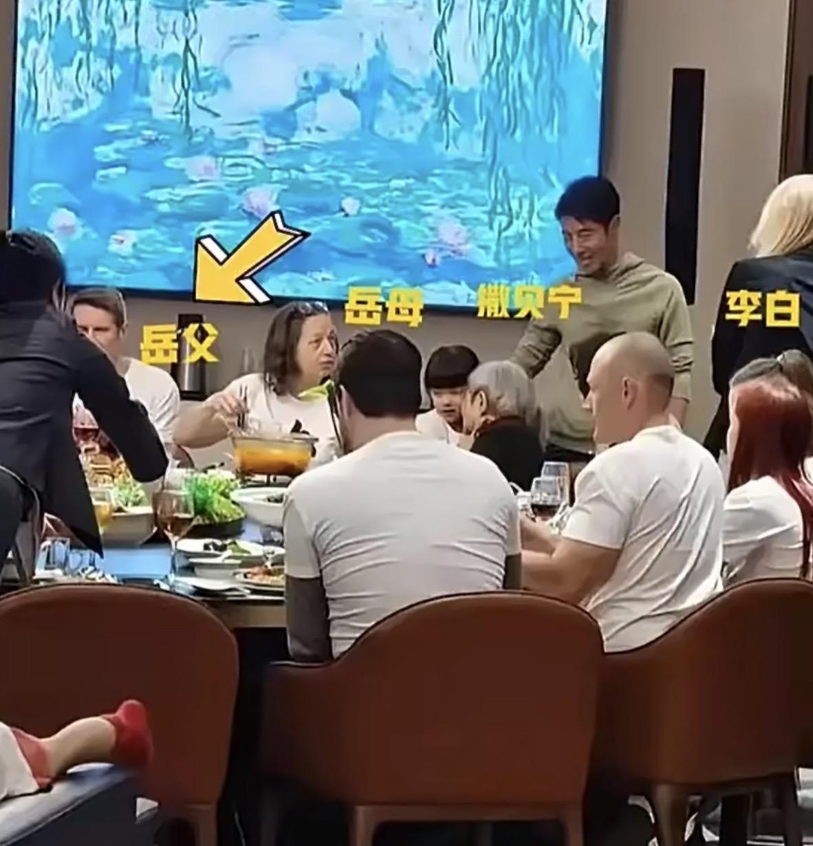 撒贝宁：哎，爸妈，这热干面地道不？我看咱爸刚才嗦得挺欢啊。

李白：地道！我爸正