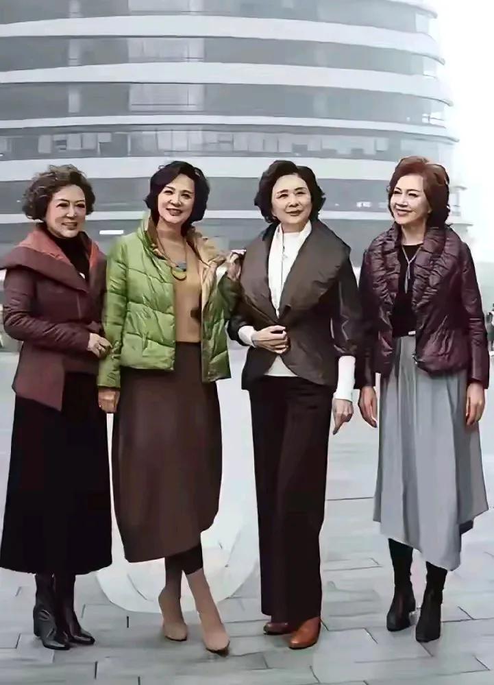 女人也该为自己而活，这才是女人该有的样子，女人也要做好自己，辛苦了一辈子，年轻时