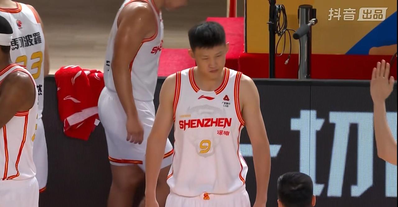 替补出战8分钟却创造历史，周鹏以"第八百场先生"身份书写CBA新纪录，深圳马可波