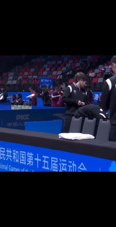 不打球的咚咚秒秒都是萌啊，太可爱了呀樊振东这波“被肘击后的萌系反应”，既让赛事多