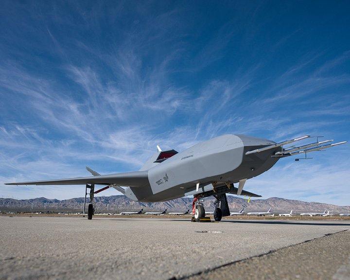 美国空军协同作战飞机（CCA）项目第一阶段（增量1）的奶茶三兄弟YFQ-42A 