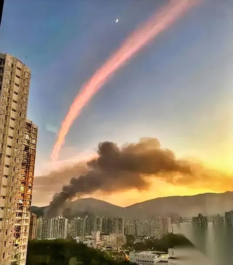 昨天大埔的天

挂了座特别的桥

不是云做的，是连向宏福苑公龛的“往生桥”。
