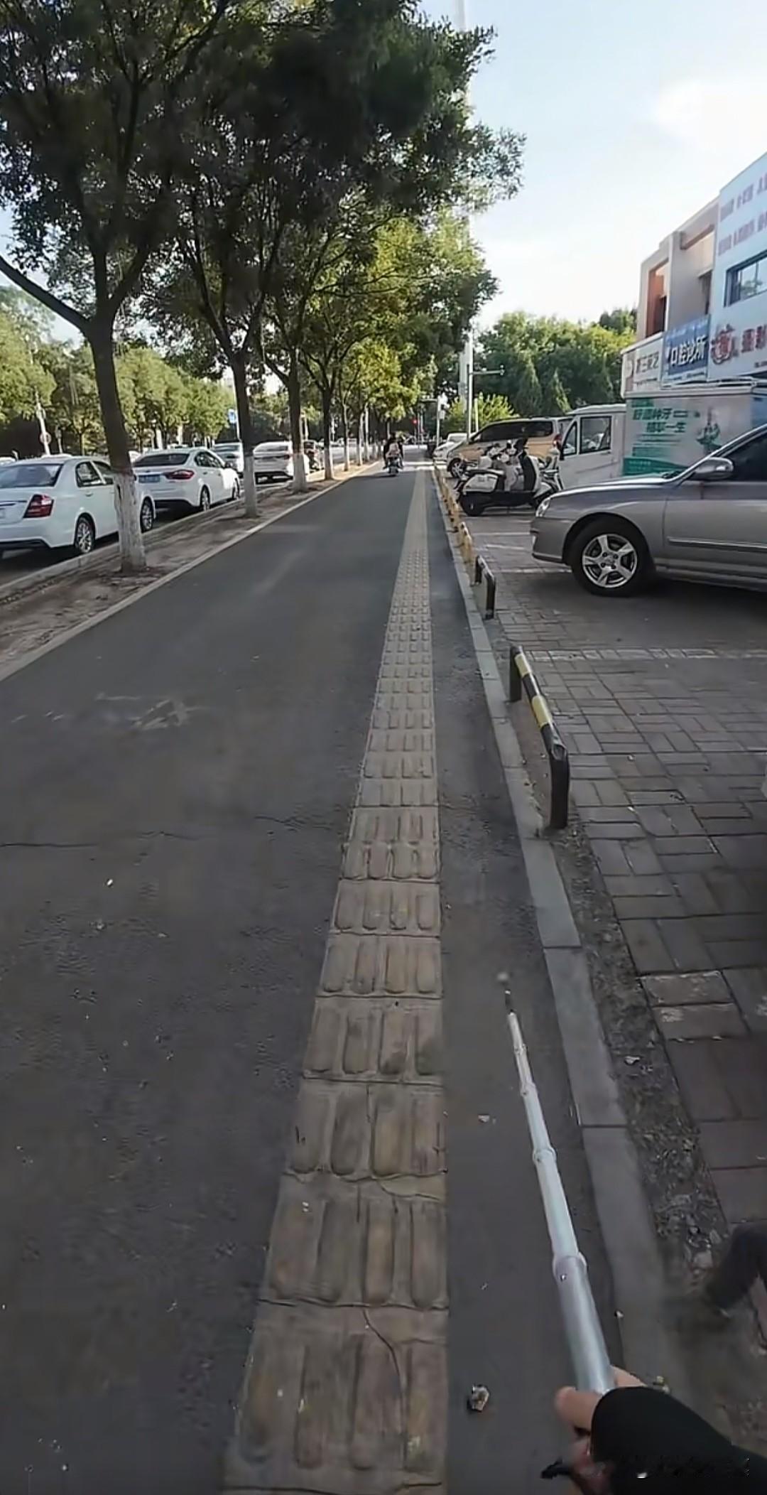 盲道女孩被撞，竟然又是自导自演的剧情，现在这种事情太多了，不让子弹飞一会儿，大众