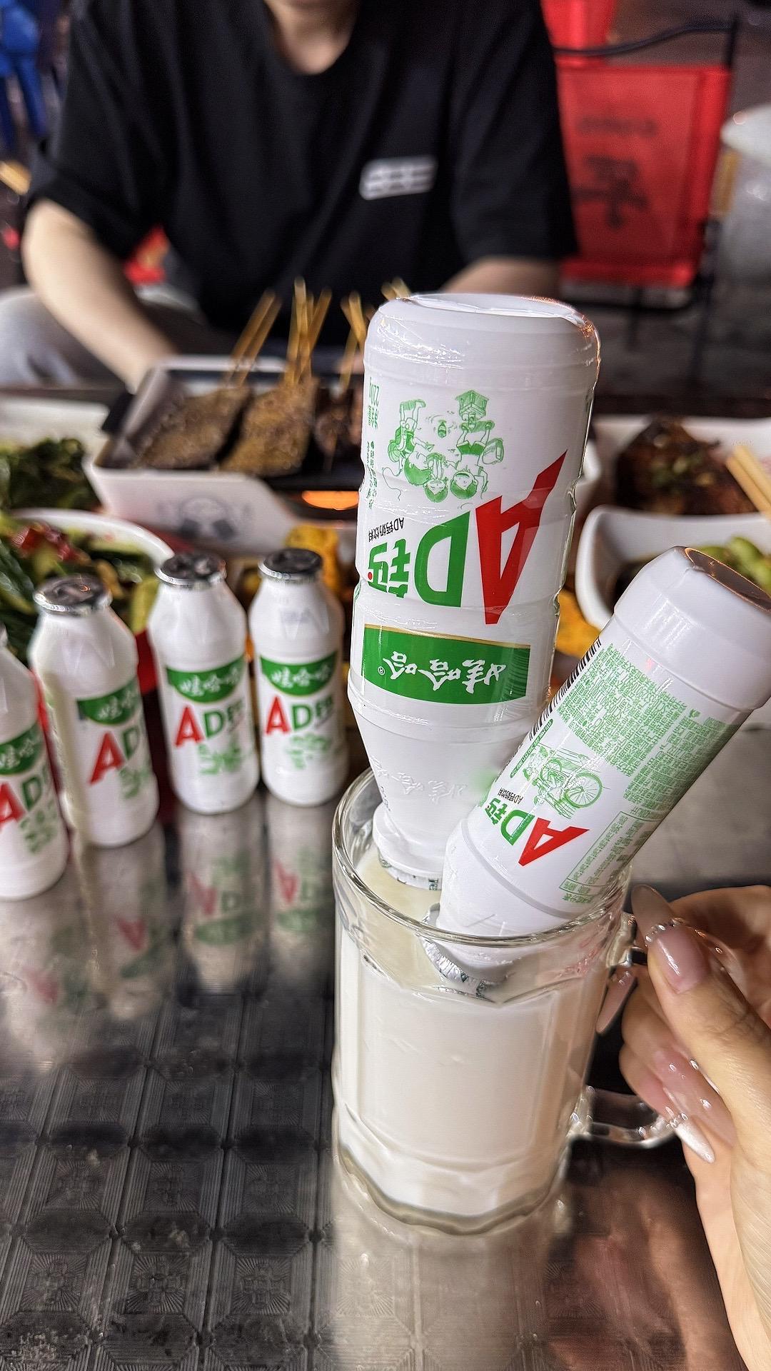 你用新欢代替我 我用时间忘记你。