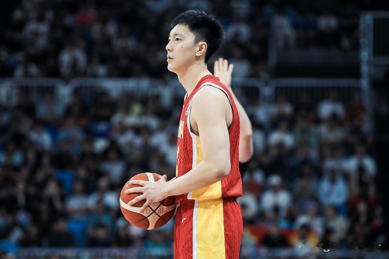 今天才知道小胡是亚运会中国旗手！
今天中国男篮惨败给日本队，小胡还得留下来当旗手