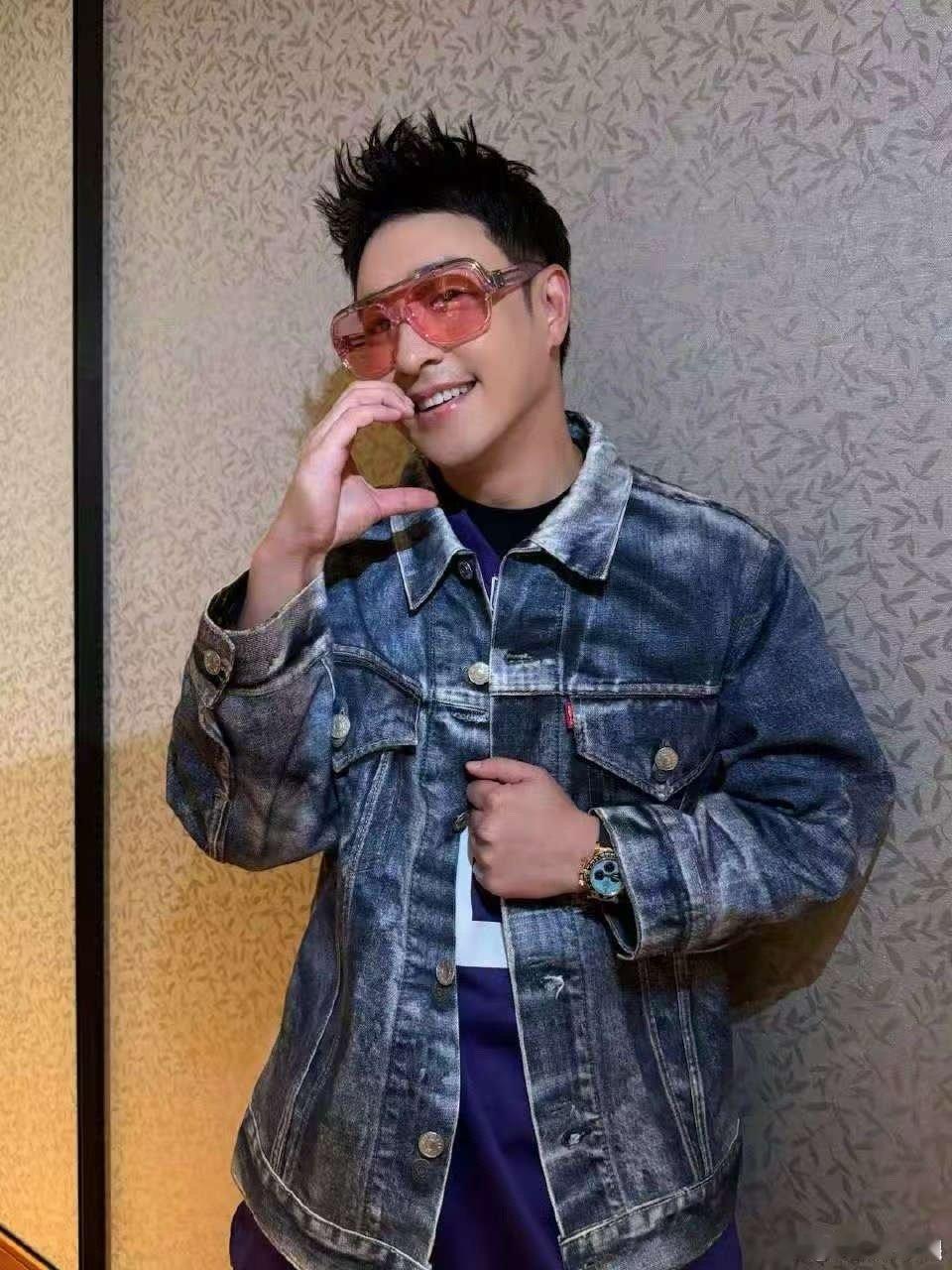 王心凌嘉宾是潘玮柏潘玮柏感谢王心凌邀请潘玮柏感谢王心凌邀请，哇塞哇塞，[太开心]