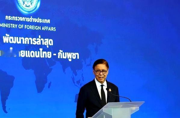 泰国这次，算是把一件事干了两遍。

前脚刚为公开训斥中国大使的事道歉，话音还在空
