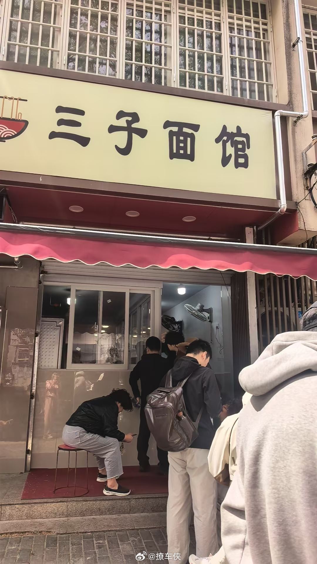 路过炒面天花板，搬了新地方，感觉比以前排队时间还要久了