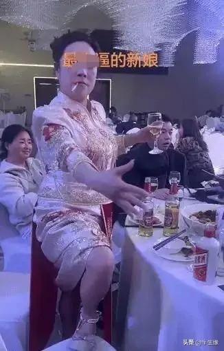 重庆这场婚礼看完让人口目结舌。新娘穿着精致的礼服，酒劲上来之后完全放开了，踩着椅