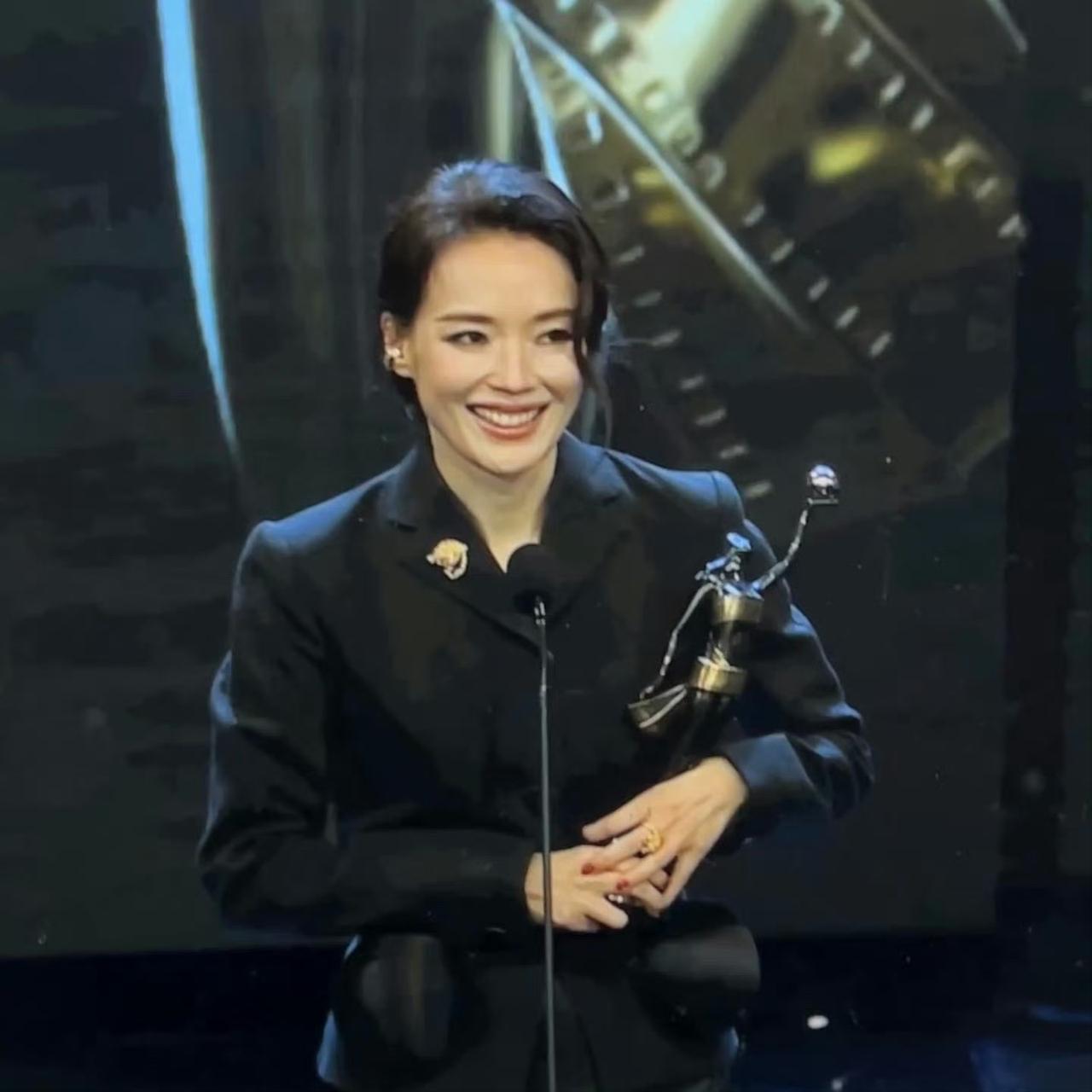 恭喜舒淇凭借开山作品《女孩》获得第44届香港电影金像奖最佳导演奖！之前她还凭借此