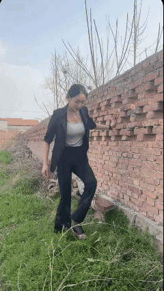 贼不走空！
麻利爬墙头，
放着好好的大门不走，
有可能是个贼，
偷心的贼！