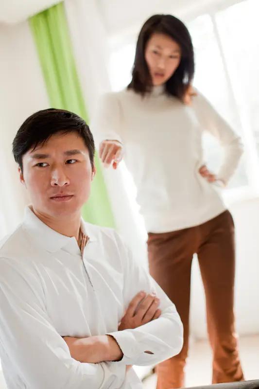 夫妻之间还有什么事不能吵架? 夫妻之间，有些事真不能拿来吵架。就说翻旧账，本来是