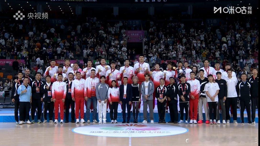 广东全队大合影，老板老板娘和儿子们也合影了 