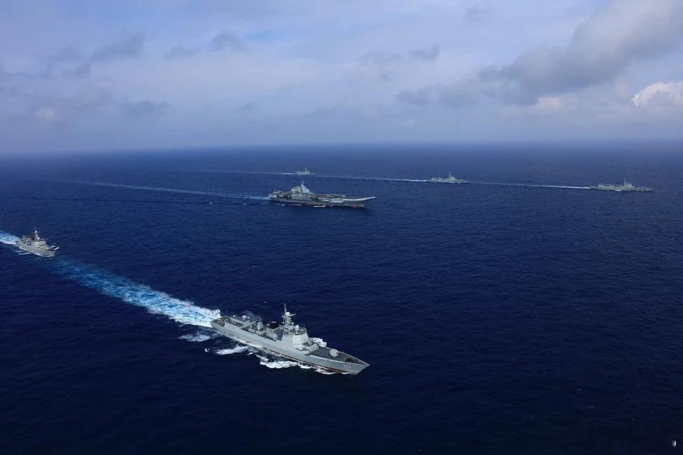 日本自卫队滋扰辽宁舰编队训练 期间，日本自卫队飞机多次抵近中国海军训练海空域滋扰