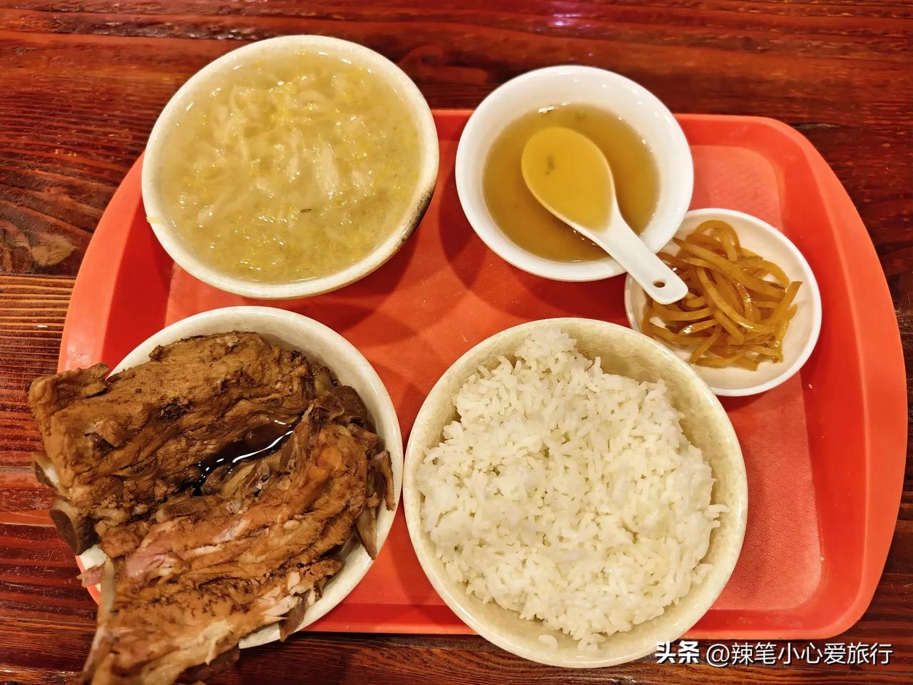 晚上加班前，先给自己安排一顿饱饭，东北的酸菜汤，港澳台哒、江浙沪哒、北上广哒，你