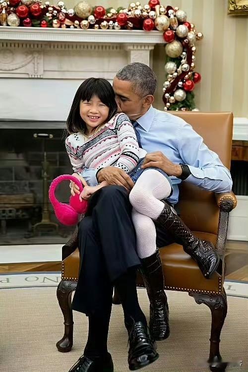 正常来说，美国前总统奥巴马对一个小女孩这样，非常不合适！ ​​​