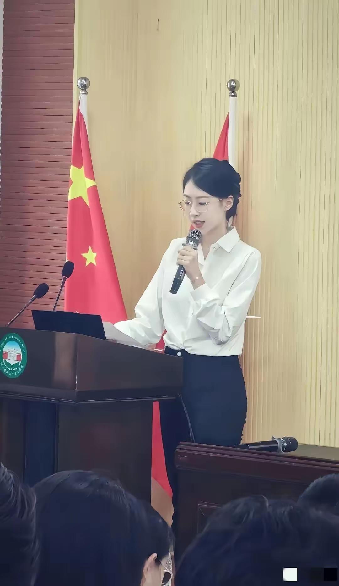 什么样的男人才配得上体制内这种才貌双全的女生呢？

能进入体制内，政审肯定是过了
