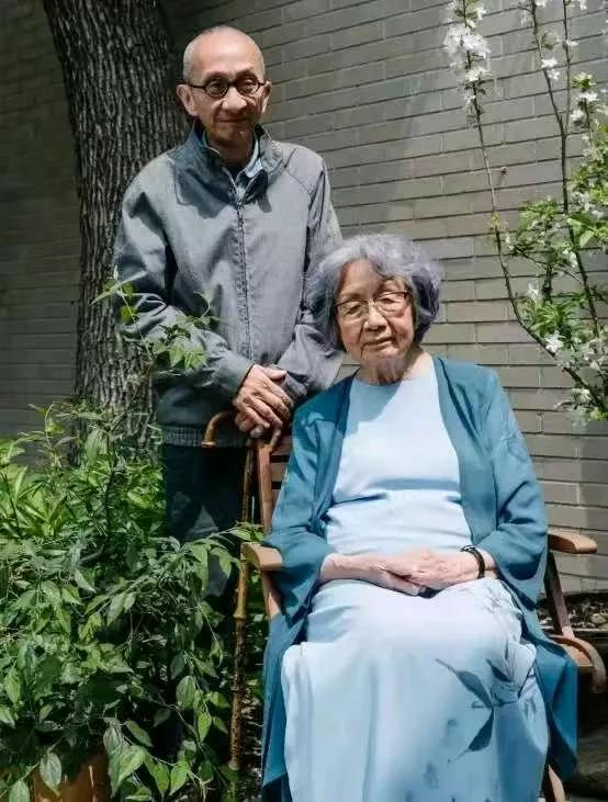 2024 年 11 月叶嘉莹去世，享年 100 岁，这位忍受了长达 57 年家暴