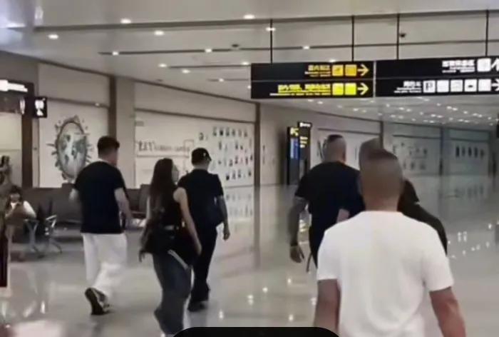 业内关注度拉满的碰面终于要来了，馆长抵达重庆即将和车手张雪面对面交流，这场会面远
