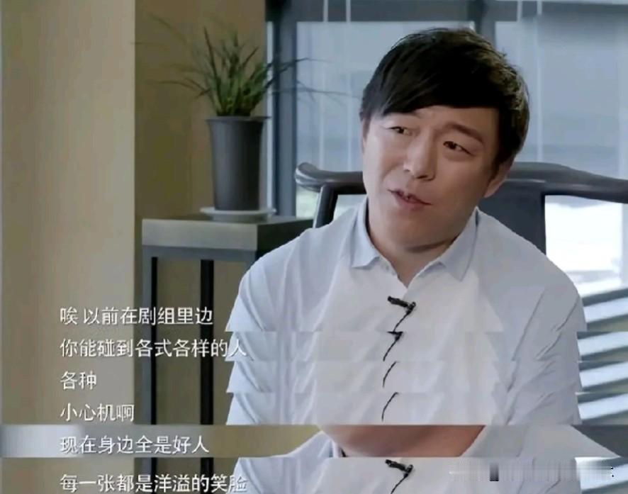 在一片星光璀璨的夜晚，著名演员黄渤坐在摄像机前，他的眼神深邃而富有故事。他的声音