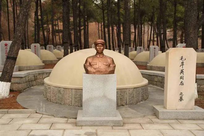 当年毛岸英牺牲后，毛主席指示将岸英与其他牺牲的志愿军战士一起安葬在朝鲜，不迁回国