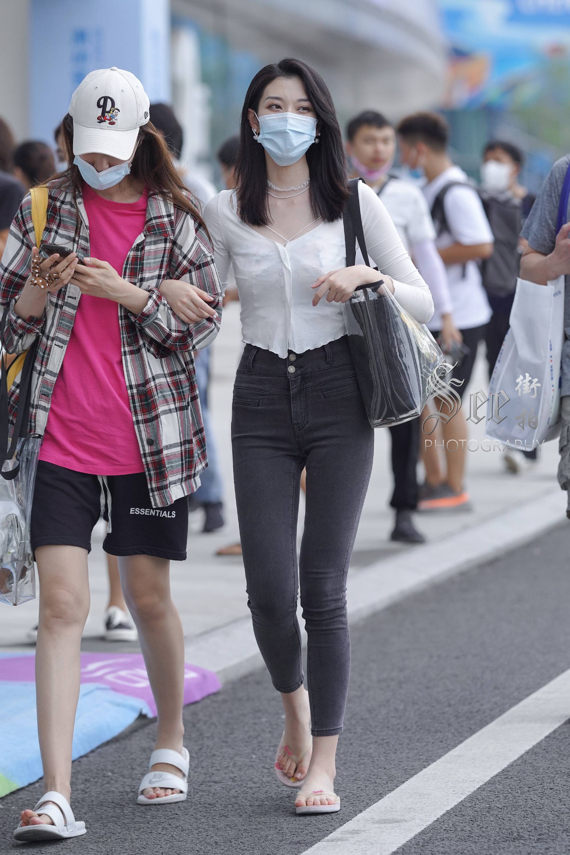 温婉迷人气质牛仔裤小姐姐~~ ​​​