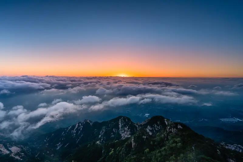 现在年轻人迷上爬山，太好理解了。像泰山夜爬人满为患，黄山云海前全是举着手机的人，