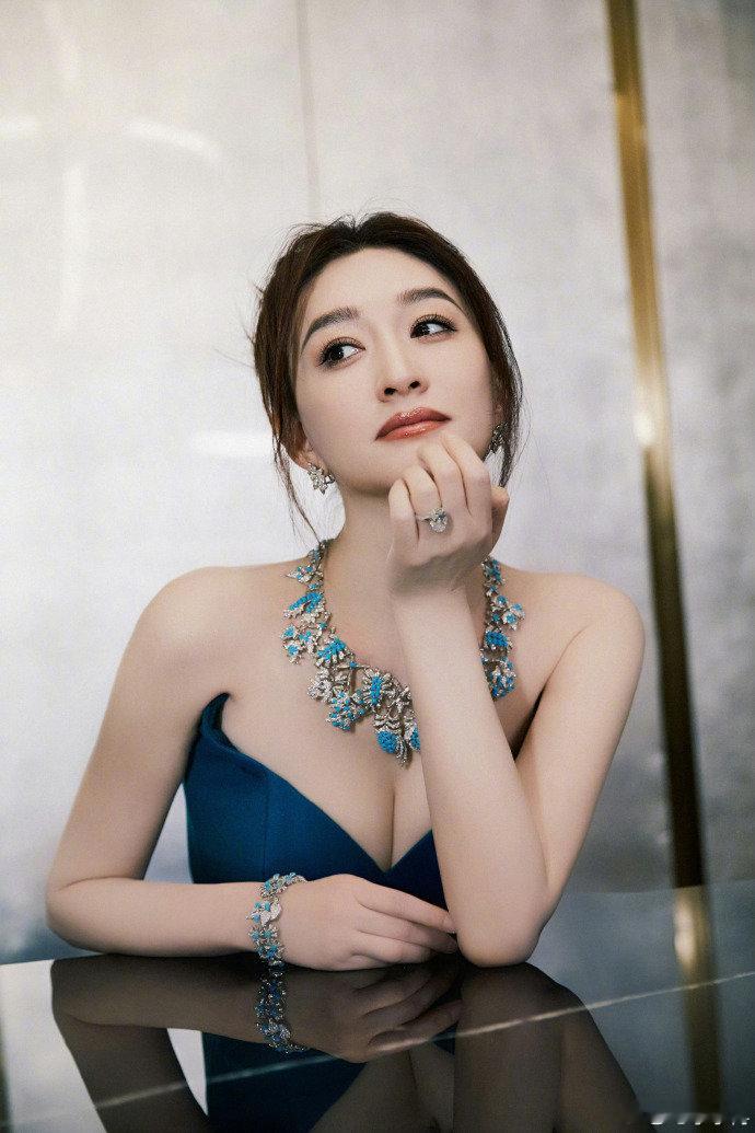 李小冉清唱惊鸿一面随手哼唱皆是韵味，古风曲风适配度直接拉满 