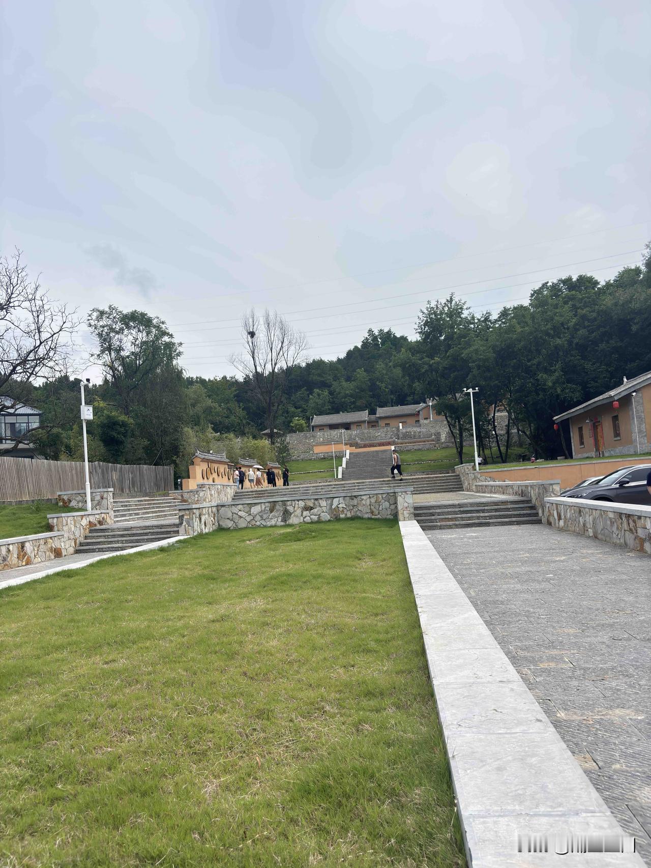 洛南县红色教育基地，这是新建的吧，以前记得没有这个，平时都不开门吗？路过看到没开
