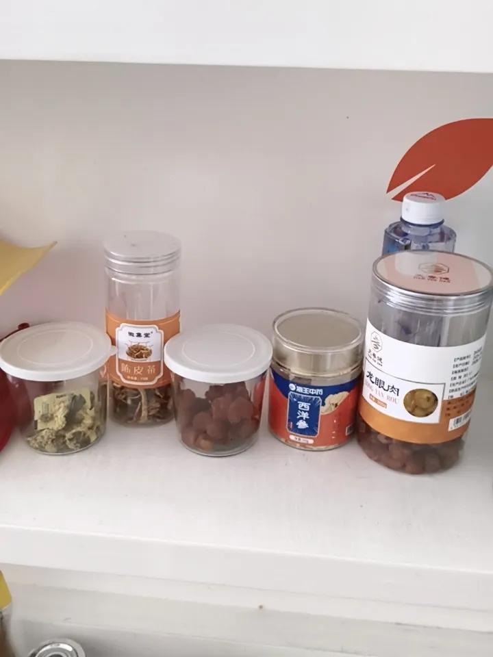 夏天出汗多，喝什么？
     光喝白开水似乎差点劲，汗液不光是水，还有电解质、
