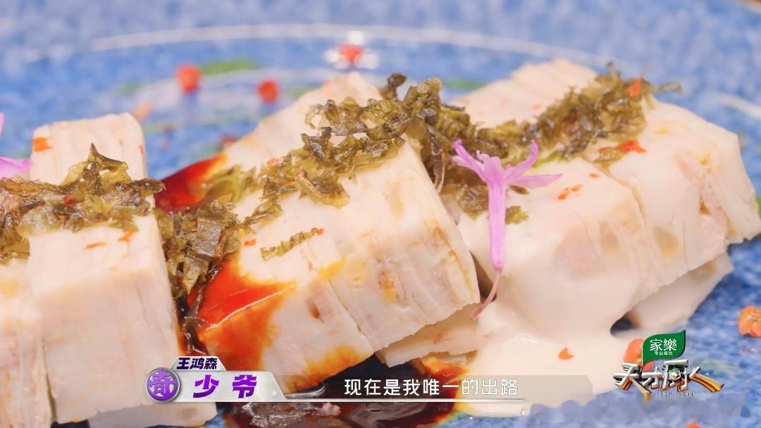 厨师到上海也得变霸总上海小伙从打荷到主厨仅用5年不少人调侃上海氛围自带气场，这位