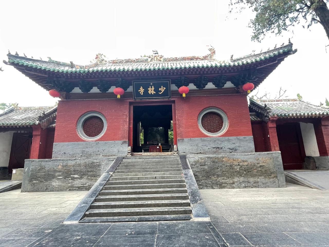 郑州随笔（1）少林寺：从郑州高铁长途汽车枢纽站，坐大巴到达登封时已是午后，立马打