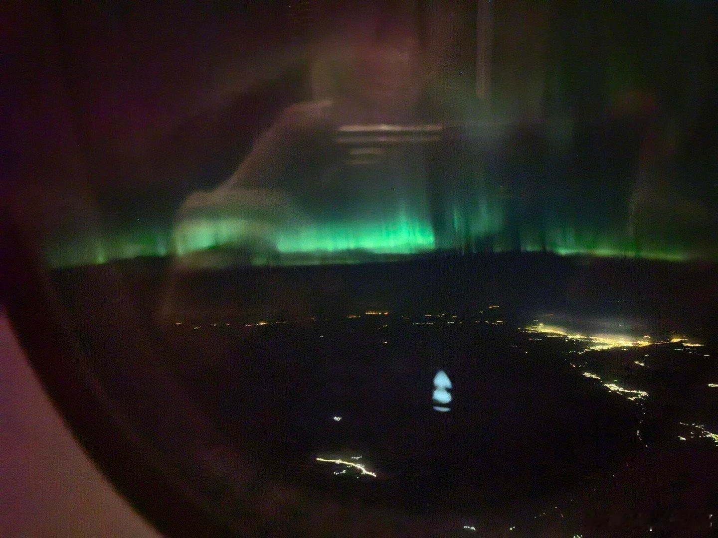 马龙在飞机上第一次看到极光米兰上空的极光撞上甜筒，马龙的旅途小美好送达～ 目之所