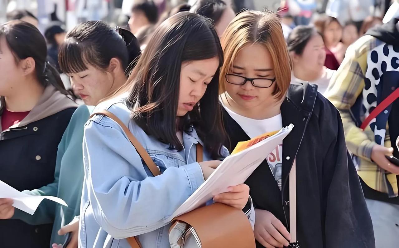 专科生的逆袭之路！除了升本和求职，这三大黄金赛道你一定要知道！

各位专科同学注