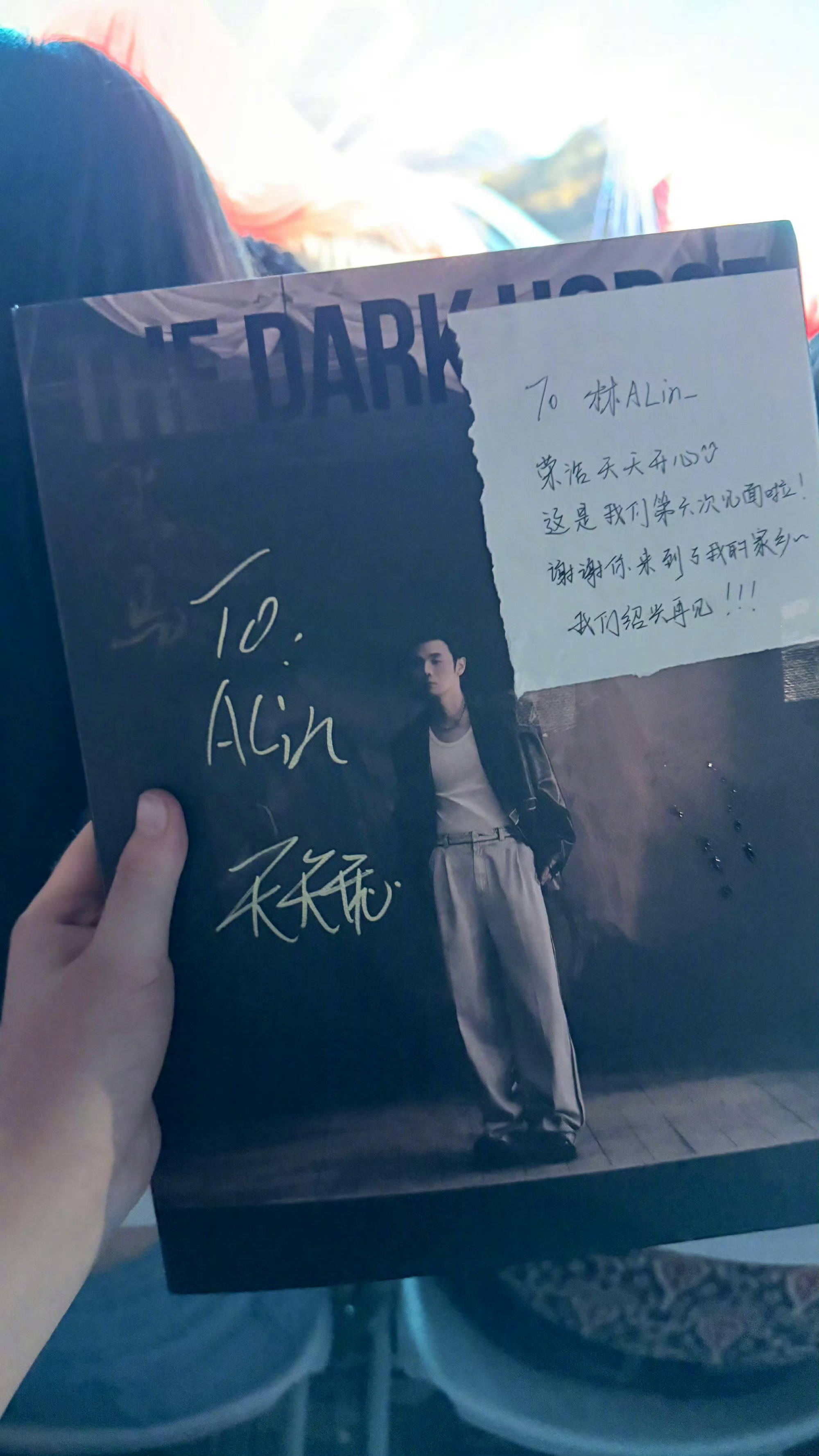 李荣浩给粉丝签名忘签自己名字，不敢想象这个粉丝得多哭笑不得呀～～ ​​​