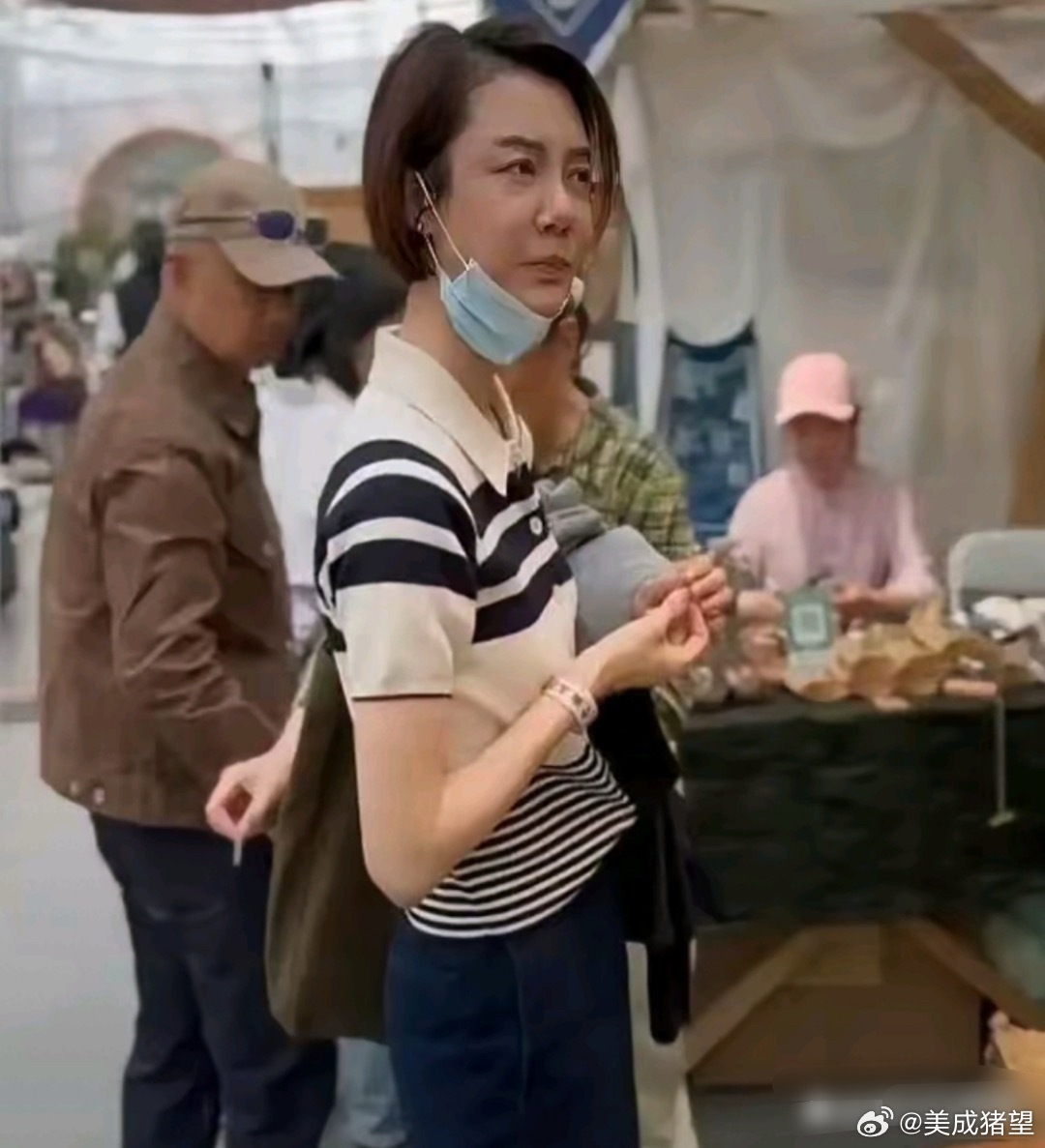 车晓素颜逛早市。 