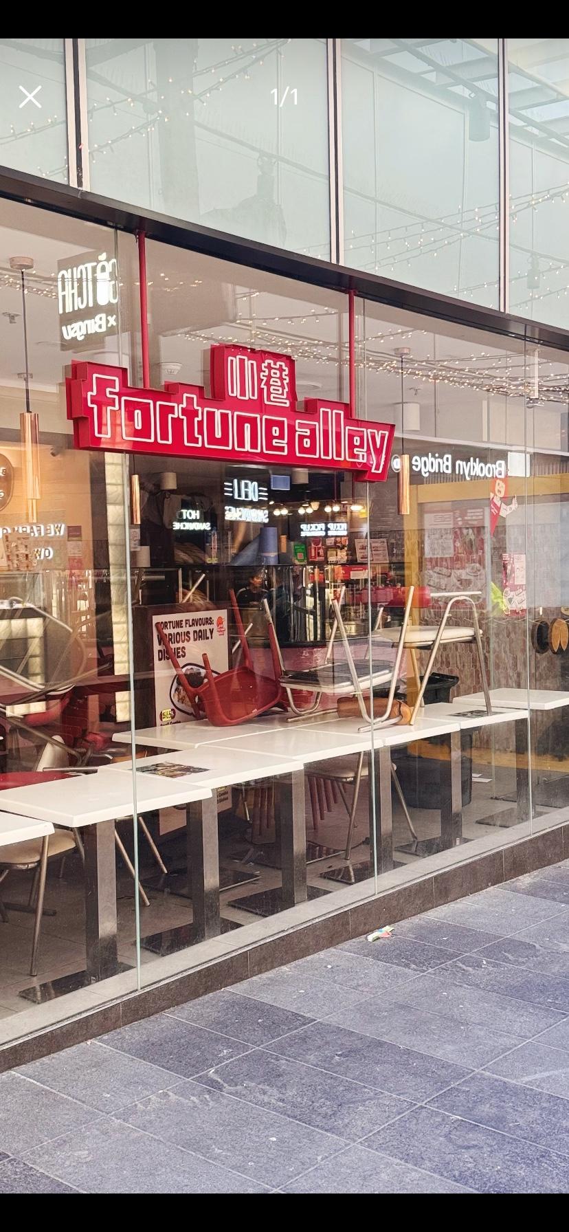 悉尼的快餐店小巷被清算了，也就是说倒闭了。 
这家店一开张就火了，因为太便宜了，